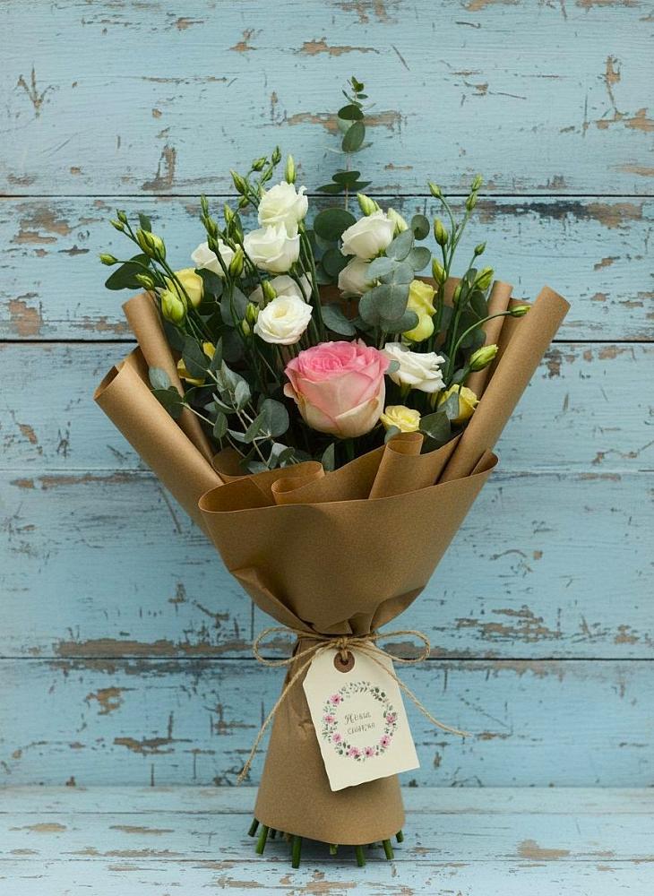 Букет цветов из: Розы и Лизиантусы в Борисоглебске