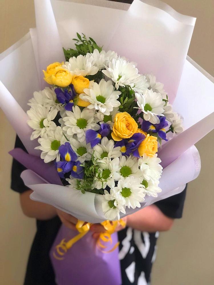Букет цветов из: Ирисы, Хризантемы и Розы в Борисоглебске