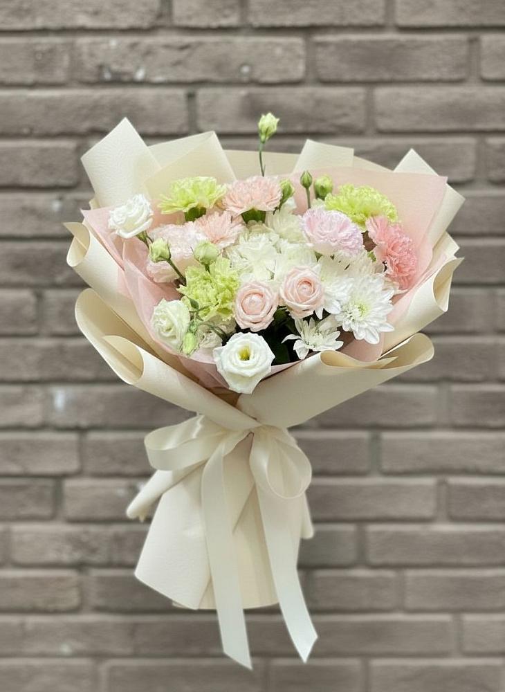 Букет цветов из: Гвоздики, Розы, Лизиантусы и Хризантемы в Борисоглебске