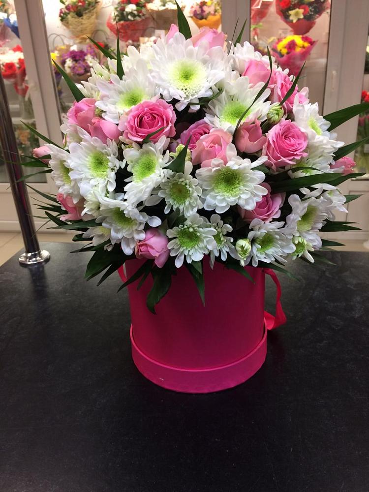 Цветочная композиция из Розы и Хризантемы в шляпной коробке в Борисоглебске