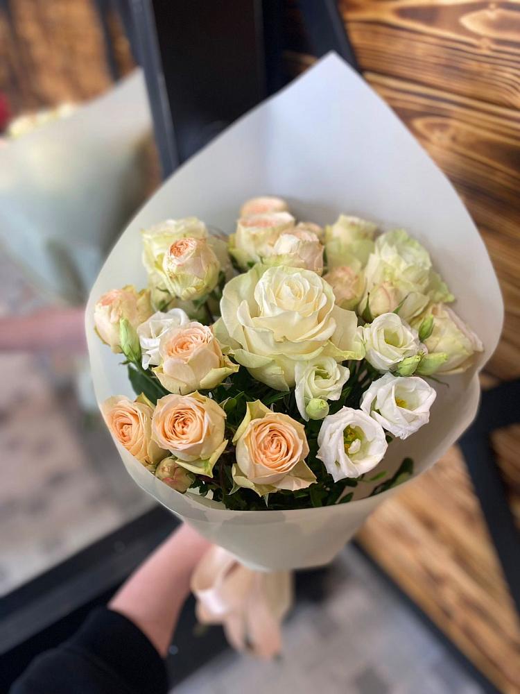 Букет цветов из: Розы и Лизиантусы в Борисоглебске